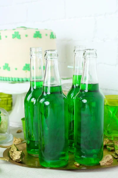 Composição para o Dia de São Patrício com bebidas e doces na mesa de perto — Fotografia de Stock