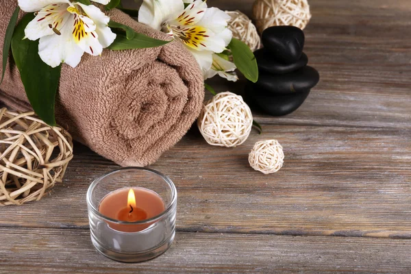 Krásné lázeňské složení s svíčky a květiny na dřevěné pozadí — Stock fotografie