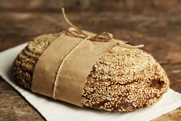 Pâine proaspătă pe masa veche din lemn — Fotografie, imagine de stoc