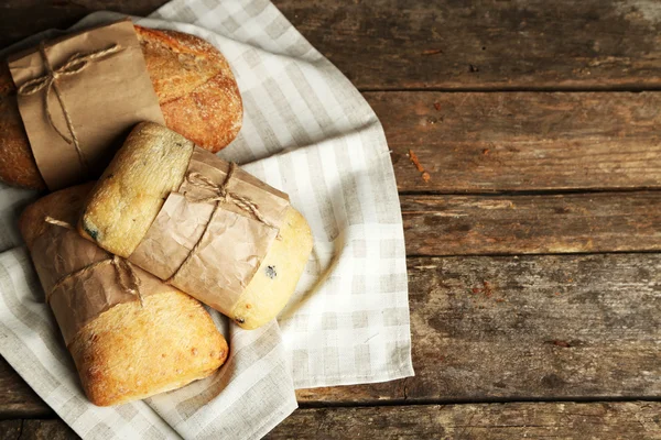 Frisches Brot auf altem Holztisch — Stockfoto