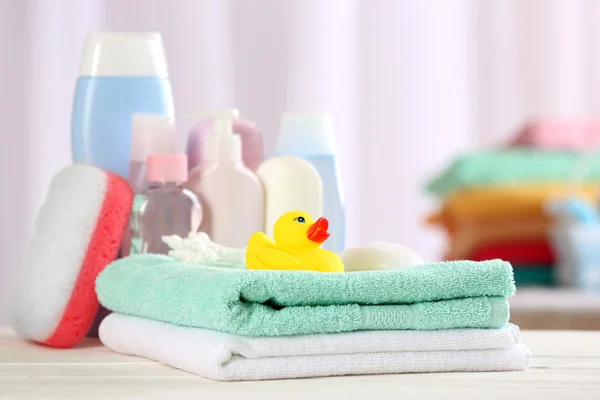 Accesorios para bebés para bañarse en la mesa sobre fondo claro —  Fotos de Stock