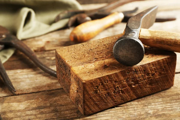 Ferramentas de artesanato na mesa de perto — Fotografia de Stock