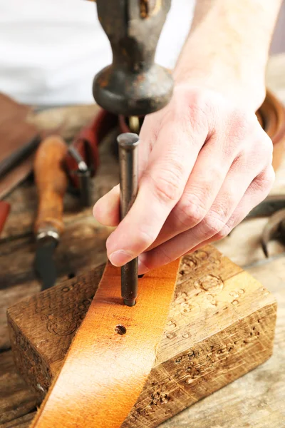 Reparatur von Ledergürtel in der Werkstatt — Stockfoto