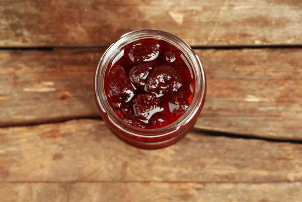 Pot de confiture de fraises sur fond bois — Photo