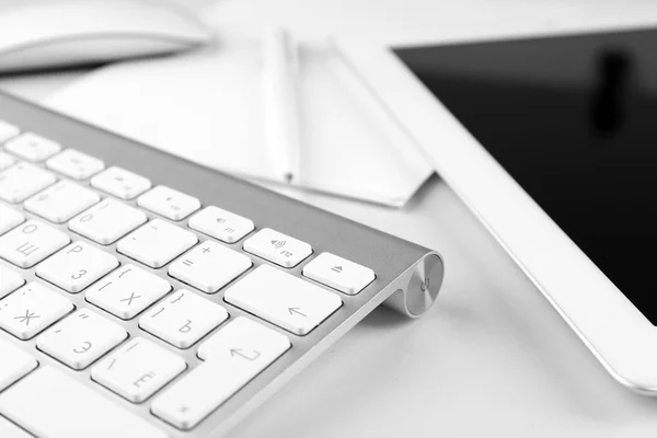 Escritório local de trabalho com tablet e computador de perto — Fotografia de Stock