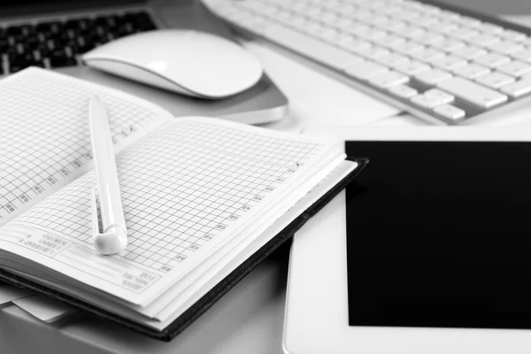 Escritório local de trabalho com tablet e laptop de perto — Fotografia de Stock