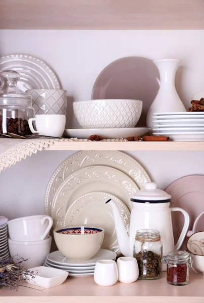 Кухонные принадлежности и посуда на полках — стоковое фото
