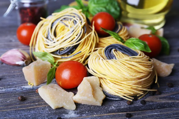 Pastas crudas con queso y verduras sobre fondo de madera —  Fotos de Stock