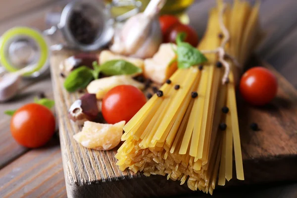 Pasta cruda con queso y verduras en la mesa de cerca —  Fotos de Stock