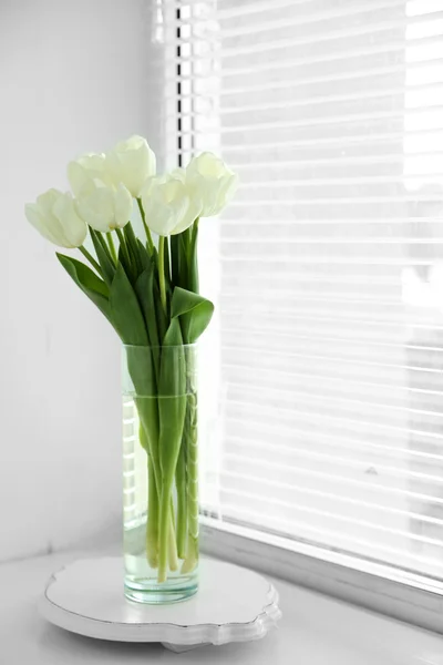 Белые красивые тюльпаны в светлом салоне — стоковое фото