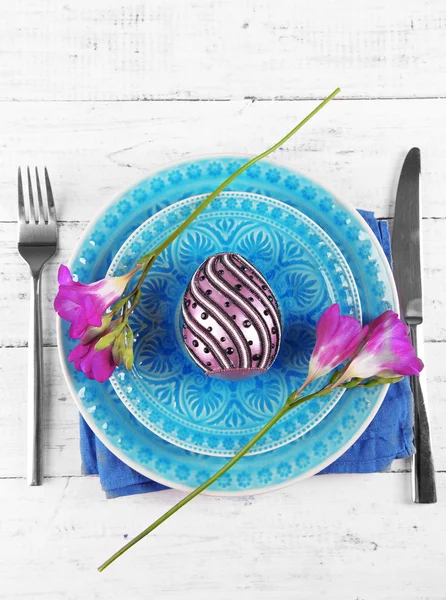 Easter table setting with Easter egg close up — Stock Photo, Image