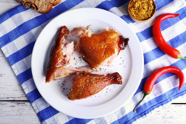 Smoked chicken with vegetables on plate on table close up — Stock Photo, Image