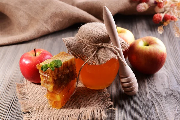 Läcker honung med äpple på tabell närbild — Stockfoto