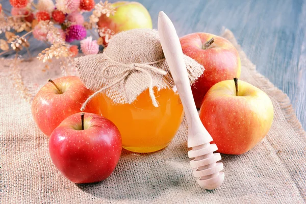 Вкусный мед с яблоком на столе крупным планом — стоковое фото