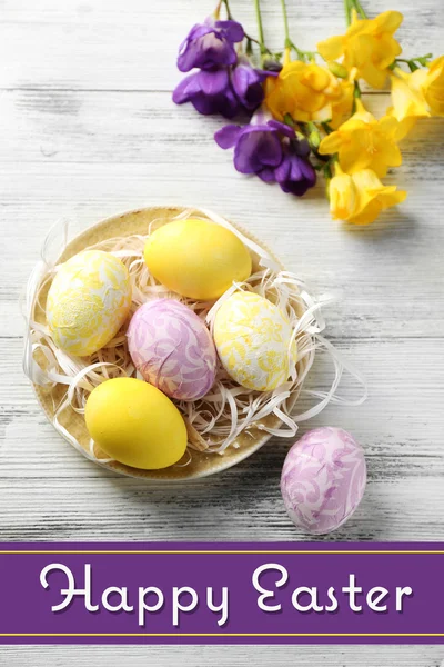 Composición de Pascua con huevos de colores sobre fondo de mesa de madera —  Fotos de Stock