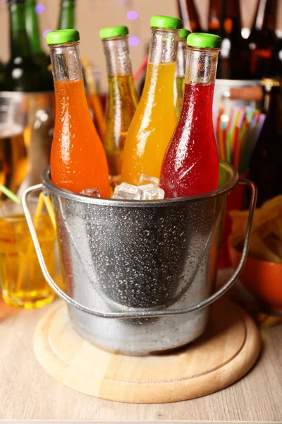 Накрытый стол с напитками для вечеринки — стоковое фото