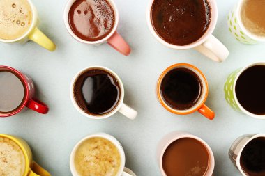 Birçok bardak kahve masada, üstten görünüm