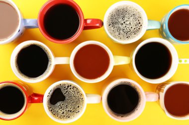 Birçok bardak kahve renk tablosundaki, üstten görünüm