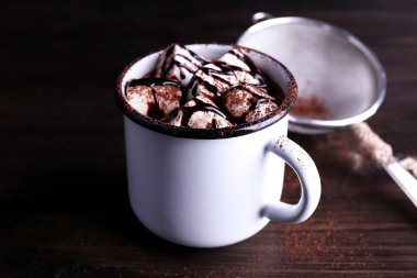 Kupa kakao marshmallows ahşap arka plan üzerinde ile