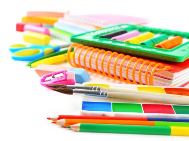 Parlak okul kırtasiye, üzerinde beyaz izole