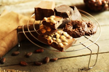 Natürmort kümesiyle metal stand, closeup Fındıklı çikolata