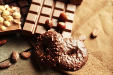 Natürmort kümesiyle çuval bezi kumaş, closeup üzerine Fındıklı çikolata