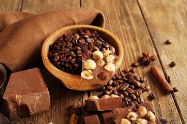 Natürmort kümesiyle ahşap masa, tatlı çikolata