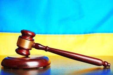 Tahta tokmak ve arka plan olarak Ukrayna bayrağı