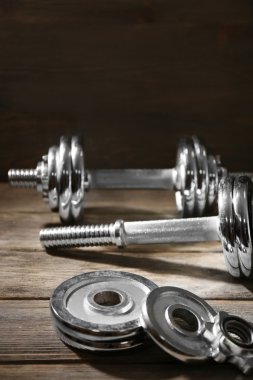 Ahşap arka plan üzerinde büyük halter