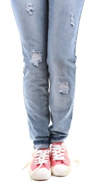 Kot pantolon ve beyaz izole ayakkabı insan bacaklar