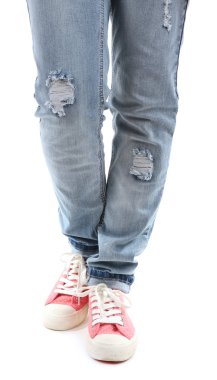 Kot pantolon ve beyaz izole ayakkabı insan bacaklar