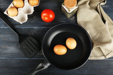 Yumurta ve ahşap masa, üstten görünüm üzerinde tava ile natürmort