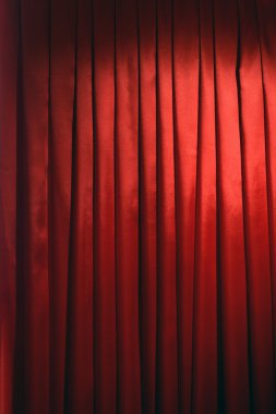 Beyaz arkaplanda kırmızı perde