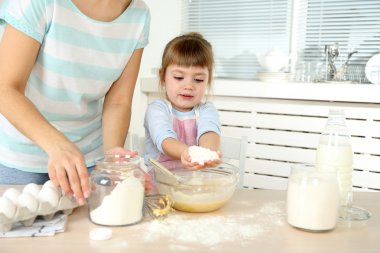 Küçük kız mutfak evde annesi ile kurabiye hazırlama