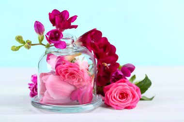 Turkuaz zemin üzerine çiçekli güzel kompozisyon