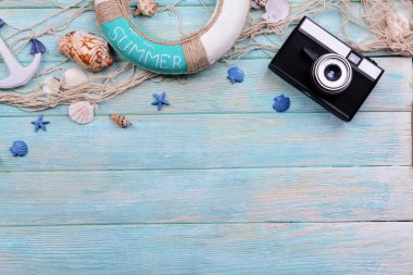 ahşap zemin üzerinde plaj aksesuarları