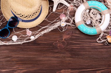 Tahta arka planda seyahat aksesuarları