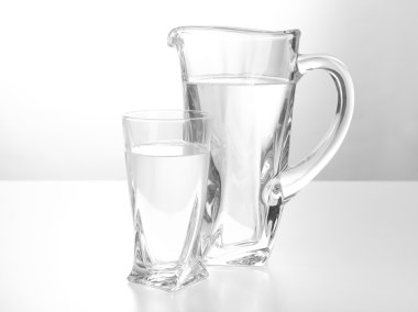 Cam sürahi ve bardak su üzerinde beyaz izole
