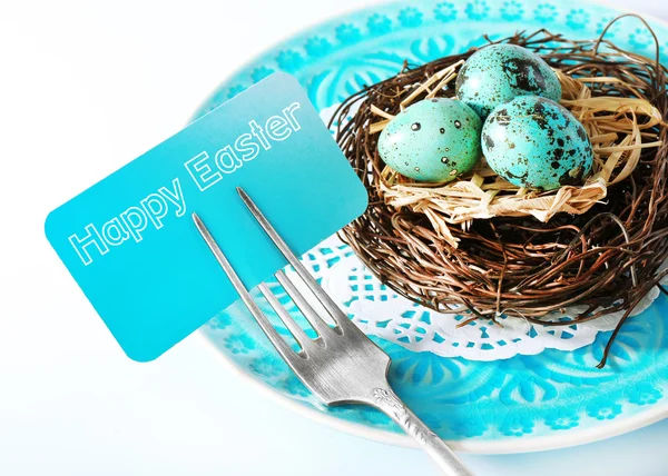 Apparecchiatura della tavola pasquale con carta e uova di Pasqua, primo piano — Foto Stock