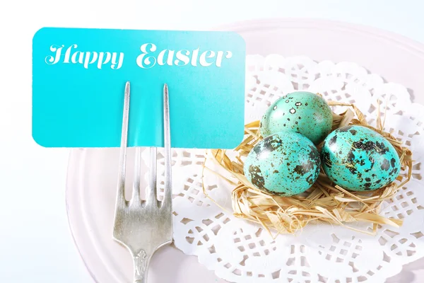 Mesa de Pascua con tarjeta y huevos de Pascua, de cerca — Foto de Stock