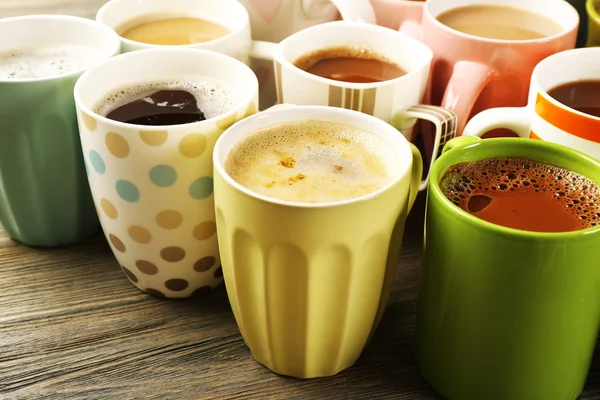 Viele Tassen Kaffee auf Holztisch, Nahaufnahme — Stockfoto