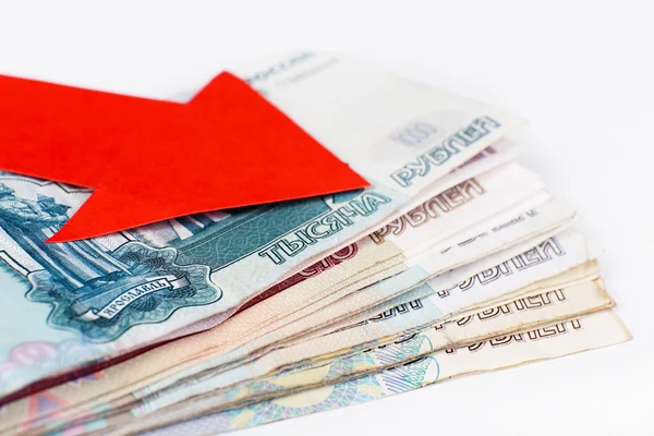 Seta vermelha em dinheiro russo como depreciação de moeda, close-up — Fotografia de Stock