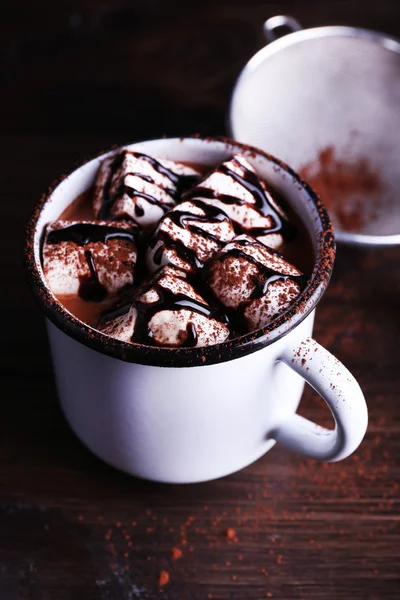 Mok van cacao met marshmallows op houten tafel, close-up — Stockfoto