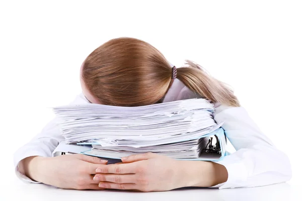 Zmęczona kobieta w jej miejscu pracy z dokumentami na białym tle — Zdjęcie stockowe