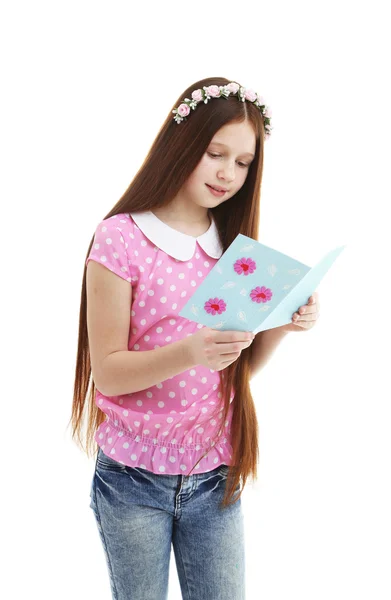 Hermosa niña con tarjeta de felicitación, aislada en blanco — Foto de Stock