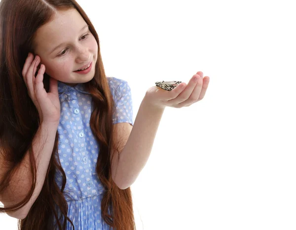 Kleines Mädchen, das mit Schmetterling spielt, isoliert auf weiß — Stockfoto