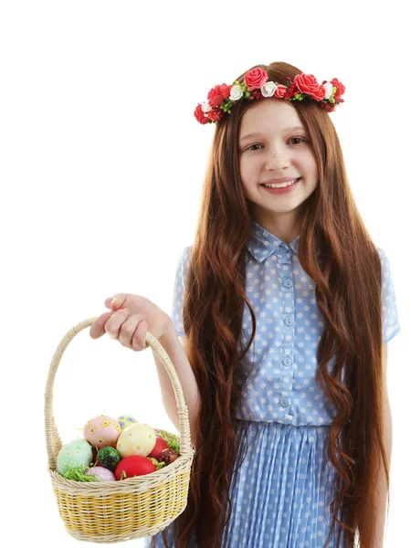 Bella bambina che tiene cesto di vimini con uova di Pasqua, isolato su bianco — Foto Stock