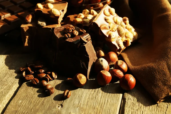 Still life with set van chocolade met noten op houten tafel, close-up — Stockfoto