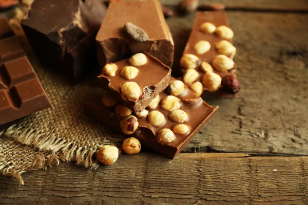 Натюрморт з набором шоколаду з горіхами на дерев'яному столі, крупним планом — стокове фото