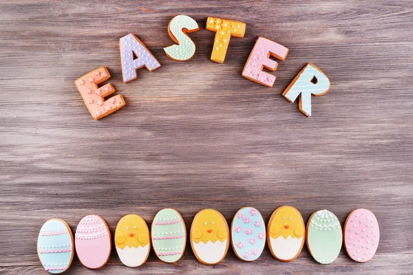 Heerlijke Pasen cookies op houten achtergrond — Stockfoto